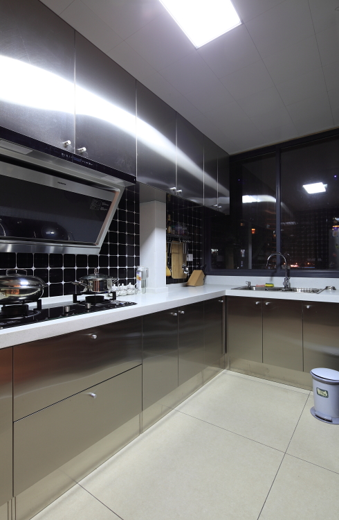金属拉丝面的橱柜，简约便于擦洗。