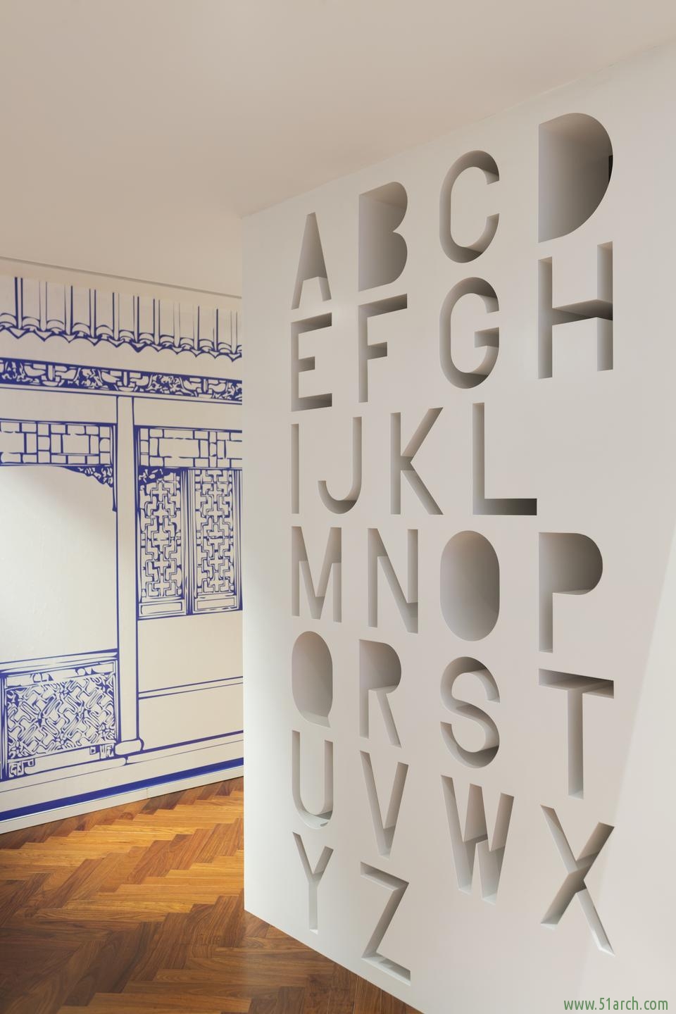 客厅镂空隔断设计，避免实体整块墙体，会给人压抑的感觉。采取镂空、字母造型组合，使墙体更有层次感与立体感。
