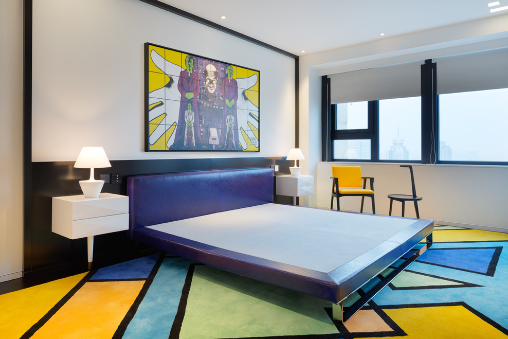 三室之一的卧室，按照色彩搭配原理与技巧，呈现出色彩艺术的魅力。软硬装搭配，不同材质充分交融，整体感更像是家居展示空间，将工业范结合居住气息，也是很不错。