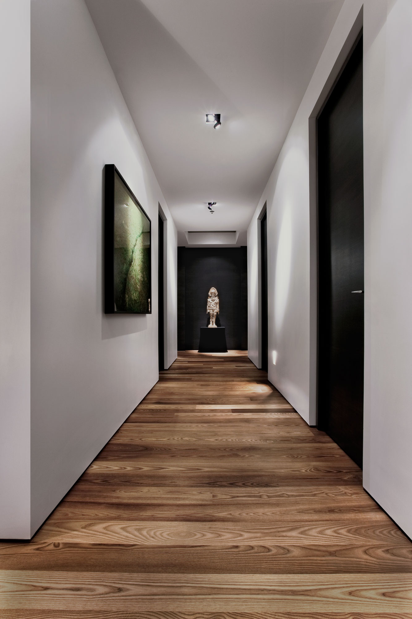 走廊，经典黑白设计，装饰一副画或者石膏像