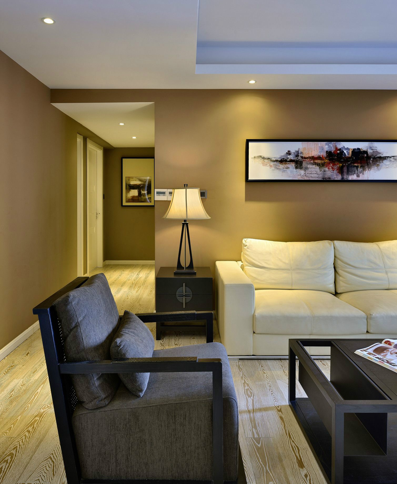 米白色的皮沙发搭配黑色的茶几、白色的电视柜，身体体现出后现代风的感觉。