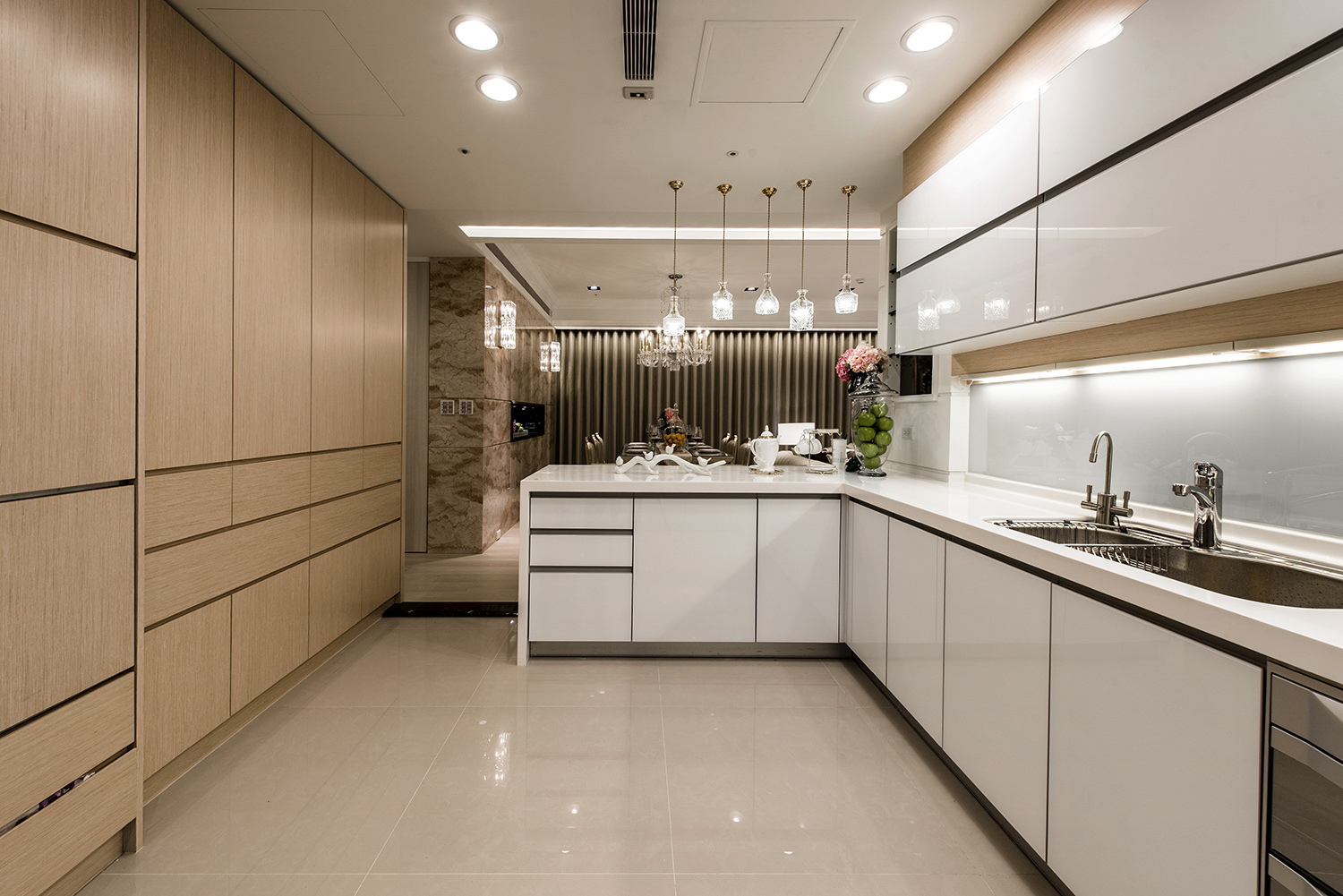 大平米厨房橱柜装修效果图，大气整齐