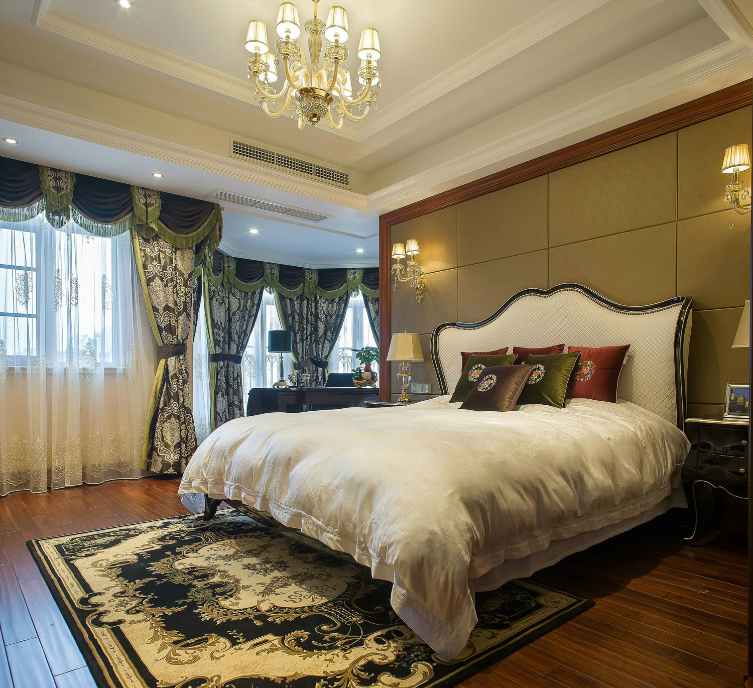 135平米美式风格卧室装修效果图，精致到窗帘和地毯