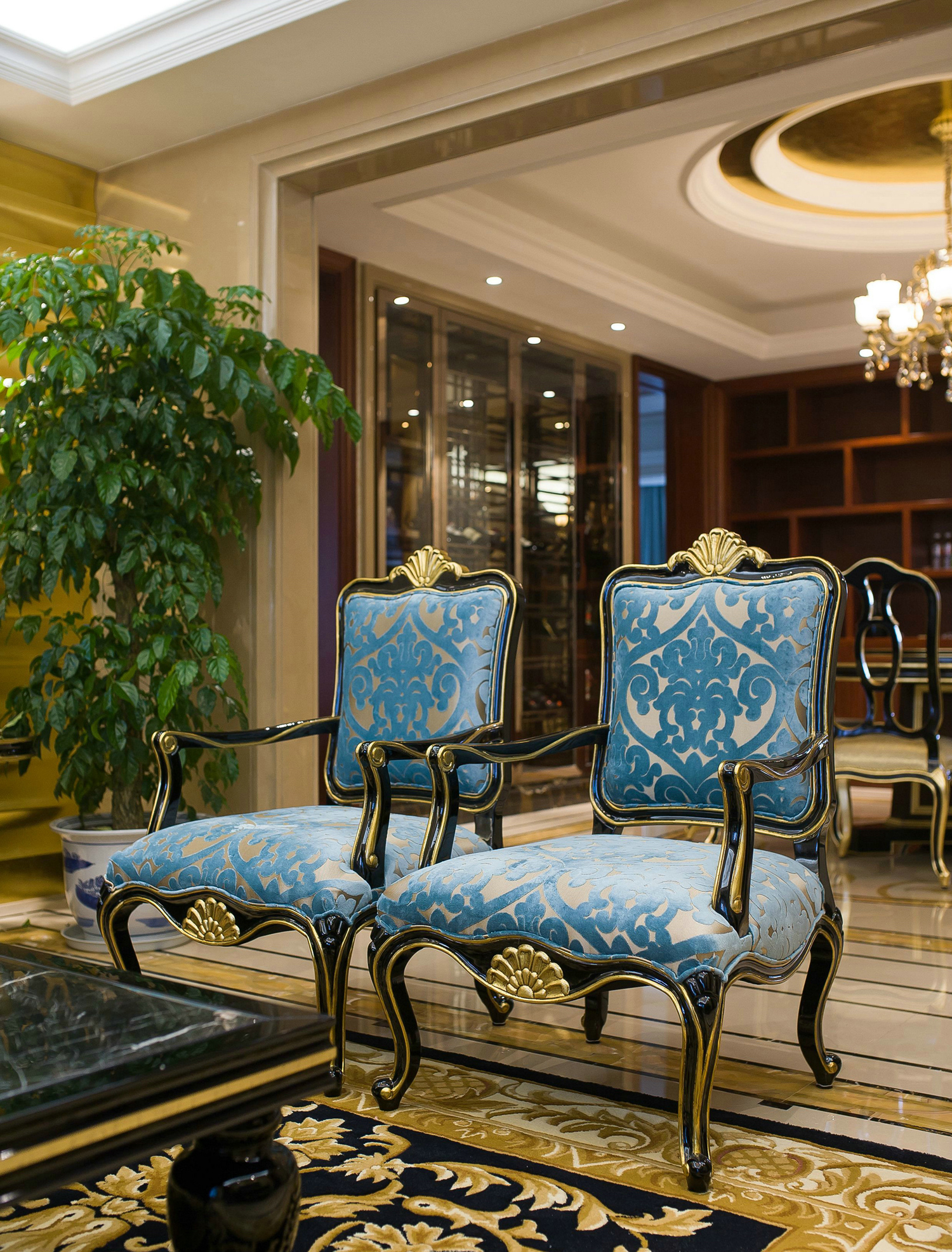 东南亚风格客厅装修效果图，地面的地板和桌椅的搭配