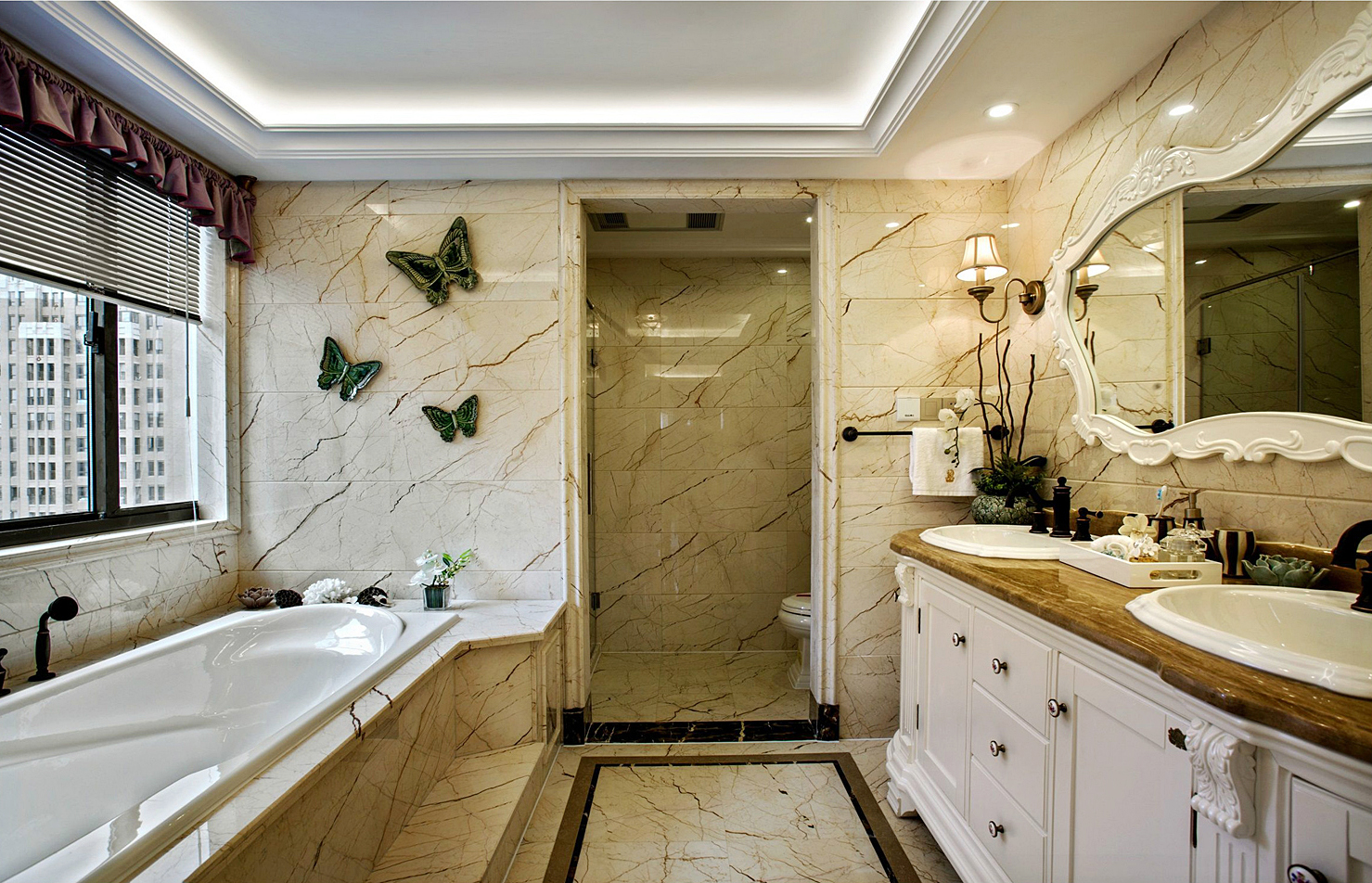 古典欧式别墅洗手间装修效果图，墙面的瓷砖和蝴蝶栩栩如生
