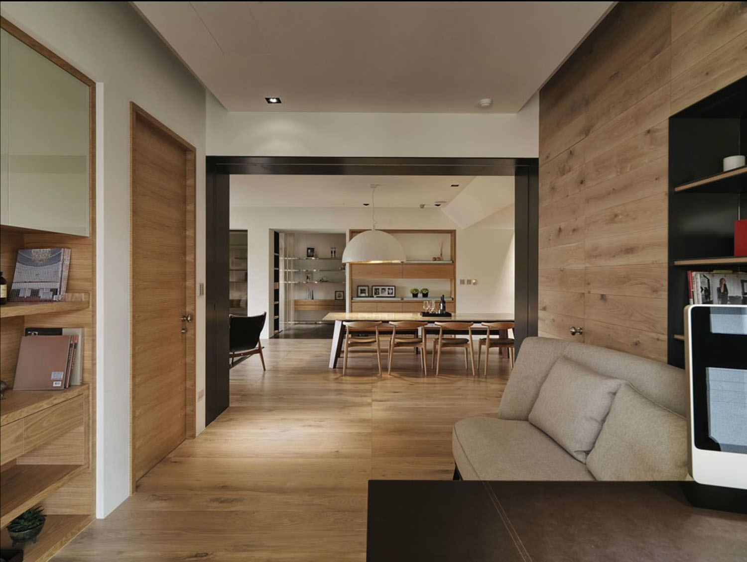 现代风格三居室餐厅装修效果图，低调原木色